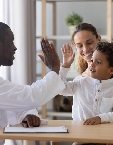 Dokter high five patiënt